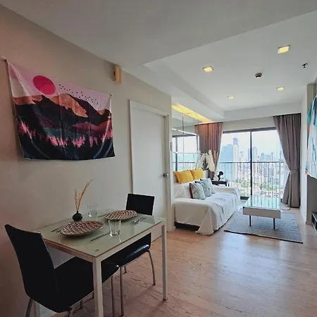 1Br At Thonglor Bts Overlooking City With Workspace