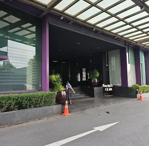 1br At Thonglor Bts Overlooking With Workspace Apartment